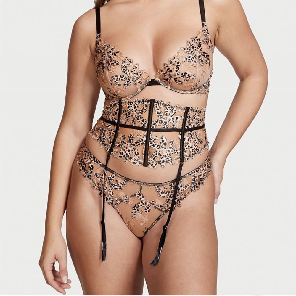 VERY SEXY
Floral Embroidered Waist Cincher